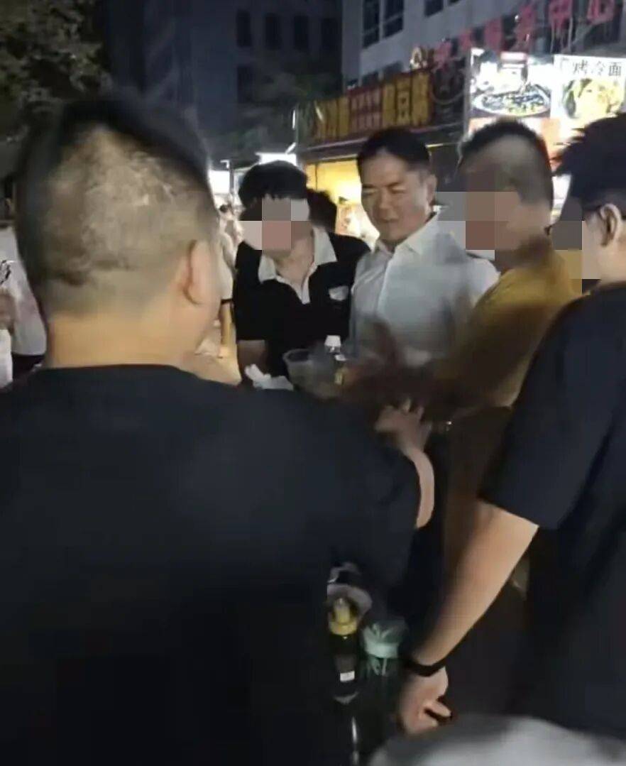 “苏超”宿迁队VS淮安队比赛前夕,刘强东现身宿迁大排档