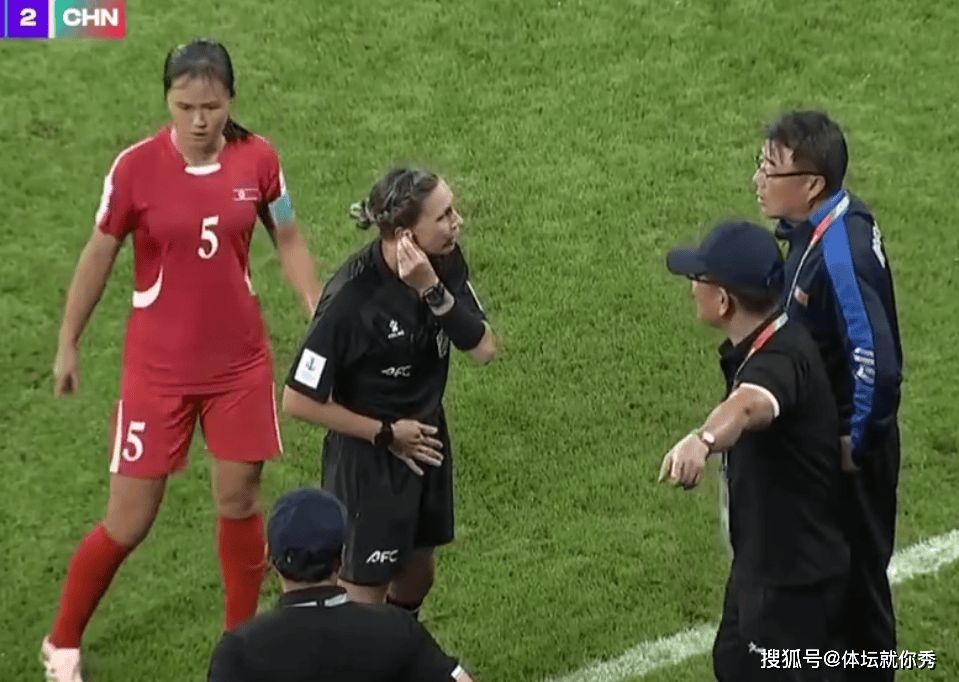 2-1爆冷!恭喜中国女足,完胜朝鲜,小组第1出线,保送4强,直通世界杯,王霜神了